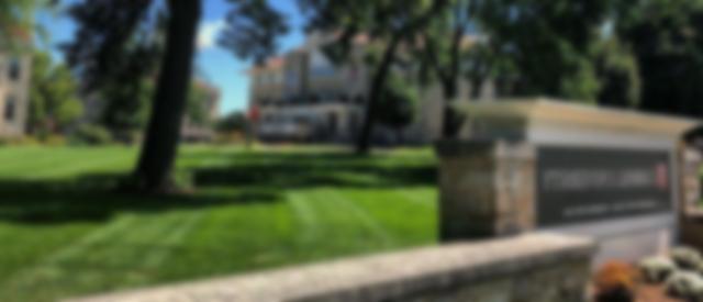 一张美高梅mgm标志和主草坪的模糊照片.
